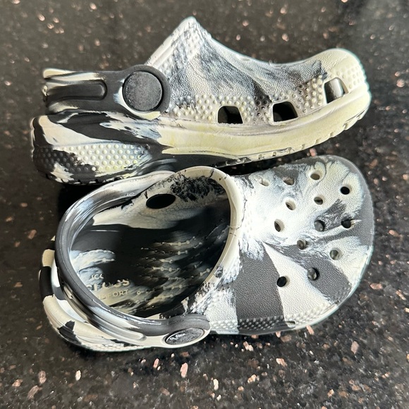 Crocs toddler C6 black and white shoes - Picture 3 of 11